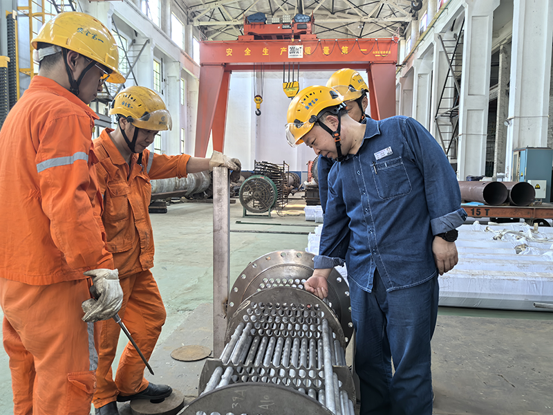 弘旭公司總經(jīng)理劉小東帶隊(duì)督導(dǎo)設(shè)備制造安全生產(chǎn)專項(xiàng)檢查(圖2)