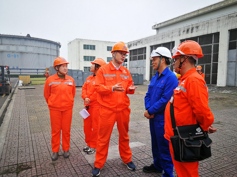 弘旭公司黨委書記熊輝率隊(duì)赴中海瀝青項(xiàng)目部檢查指導(dǎo)并慰問(wèn)員工(圖1)