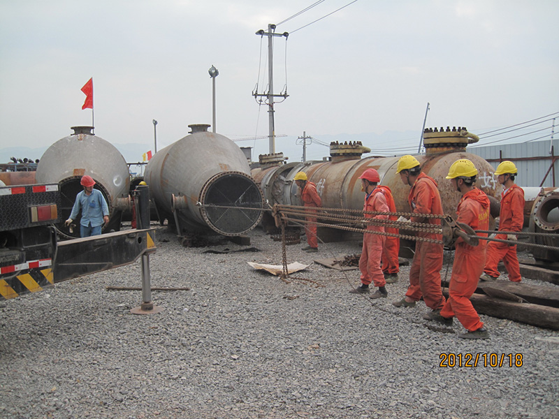 齊心協(xié)力，換熱器管束抽芯(圖1)