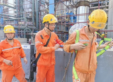 弘旭公司開(kāi)展瀘天化硝區(qū)大修現(xiàn)場(chǎng)安全帽、安全帶、安全網(wǎng) 使用情況檢查