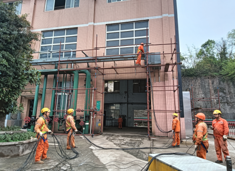 硝區(qū)大修進(jìn)行時，弘旭隊伍亮旗幟