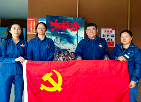 觀看《東極島》厚植愛國(guó)情懷